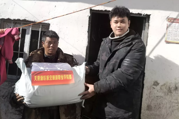 四川职业高中天府新区航空职业技术学院新“暖冬行动”进行时