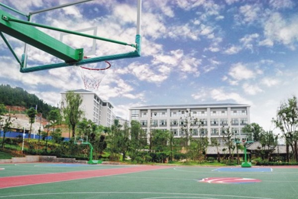 四川中专学校四川师范大学幼师学院慰问特困学生