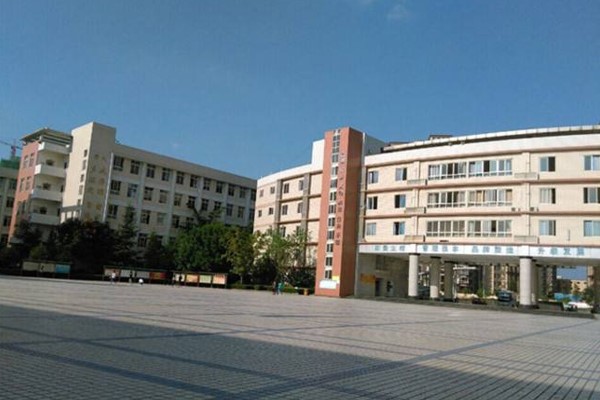 成都中职学校成都石化工业学校参加“彭州工匠”颁奖仪式