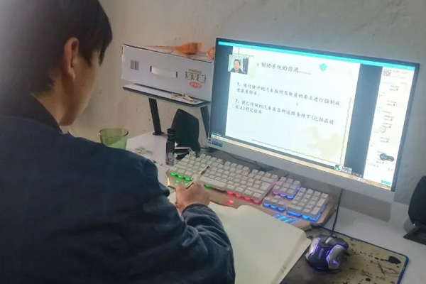 成都中专学校四川矿产机电技师学院集体宅家充电