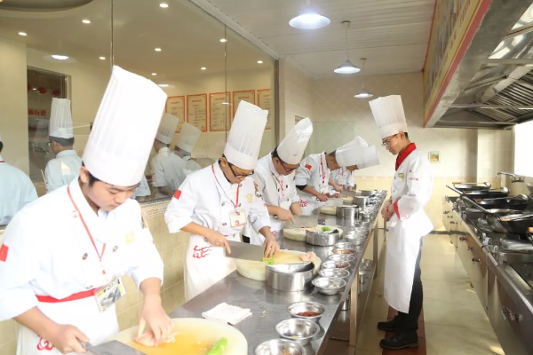 成都中专学校哪些厨师专业 成都新东方学校让你月薪过万