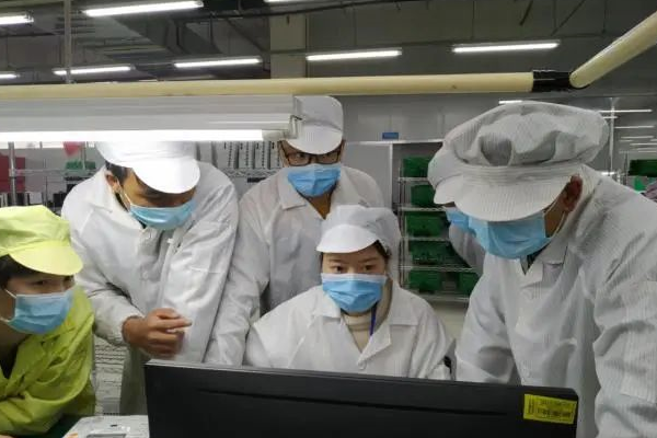 成都中专学校四川矿产机电技师学院送上雪中碳