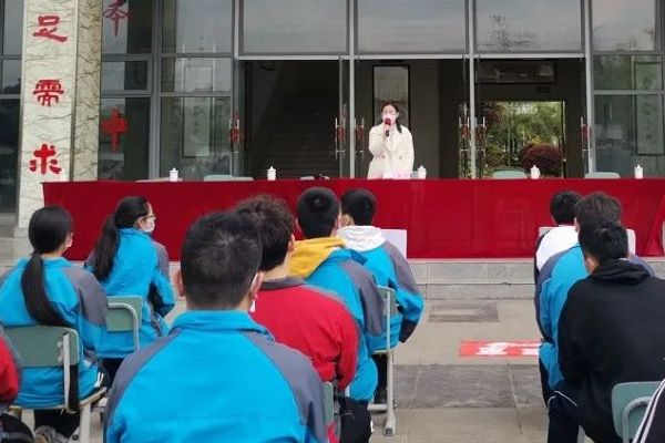 成都中专学校中国五冶大学为高三学生开展专题讲座
