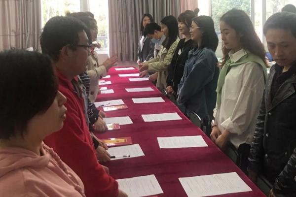 成都中专学校中国五冶大学举行师徒结对仪式