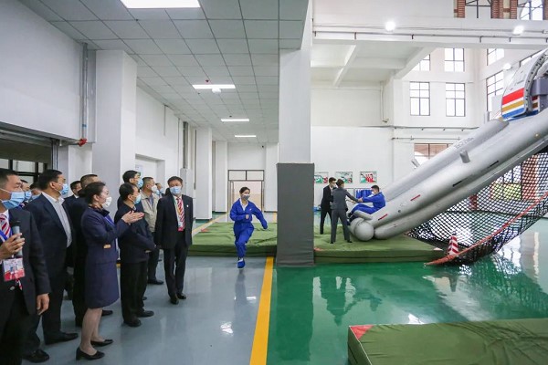 工商联副主席莅临成都高职院校天府航空学院调研