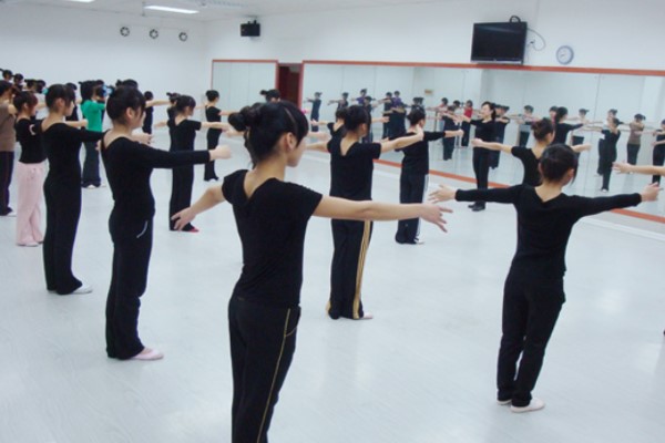 成都艺术高中学校四川现代艺术学校致全体师生的一封信