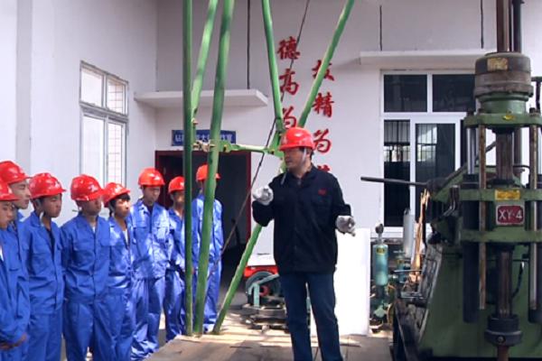 四川矿产机电技师学院老师在上课 四川矿产机电技师学院老师在上课