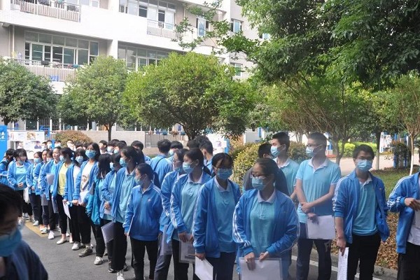 成都中职学校助力高考 成都电子信息学校开展健康体检活动