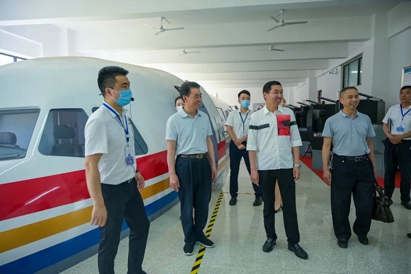 眉山市领导莅临四川高职院校天府航空学院参观调研