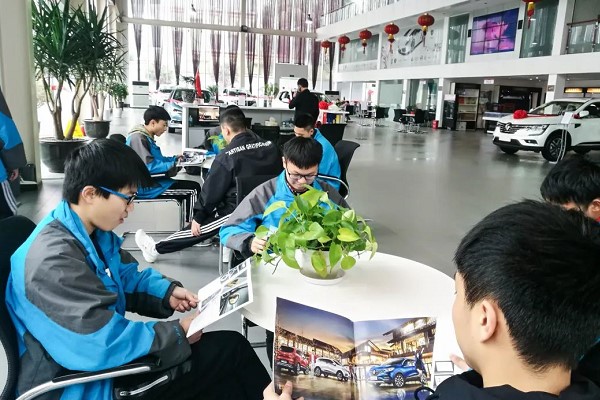 成都五月花高级技工学校汽车运用与维修专业的同学们在4S店实习