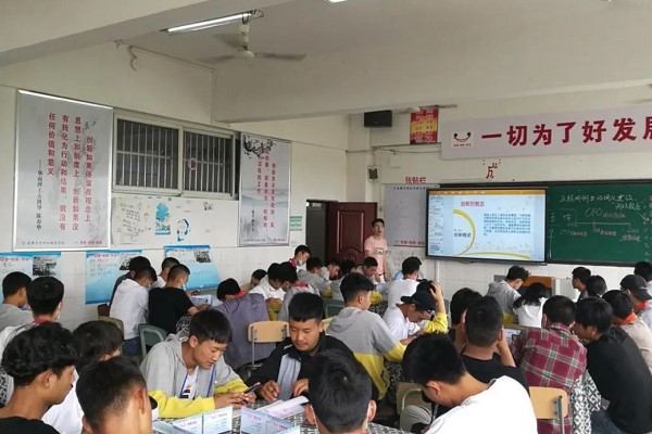 成都职业技术学校汽车职校为“9+3”学生开授创新课