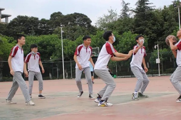 四川城市技师学院的学生在打篮球 四川城市技师学院的学生在打篮球