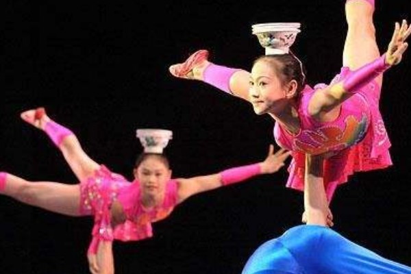 艺术学校学生在表演 艺术学校学生在表演