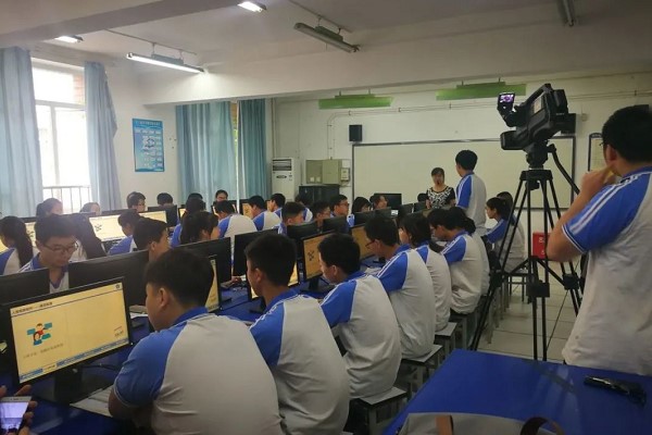 成都蜀兴职业学校计算机专业同学在上课 成都蜀兴职业学校计算机专业同学在上课