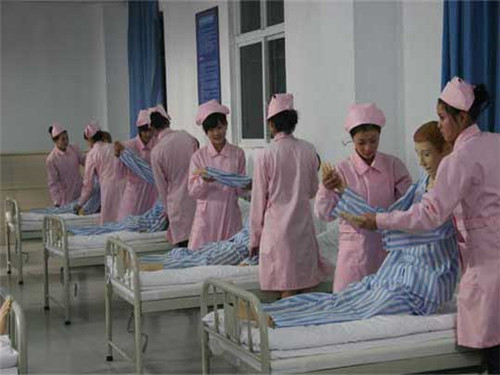 选择成都希望职业学校学习护理专业值不值得