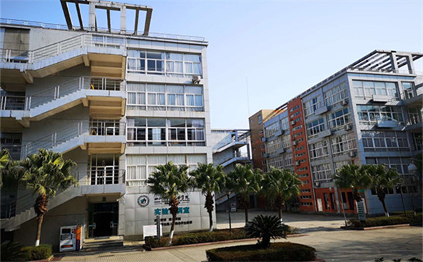 四川城市技师学校的管理严不严格？