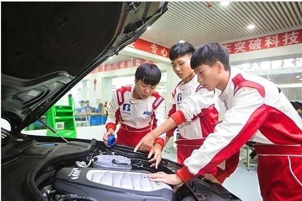 成都万通汽修学校汽车营销与服务专业好吗