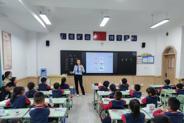 眉山北外附属东坡外国语学校校园好不好
