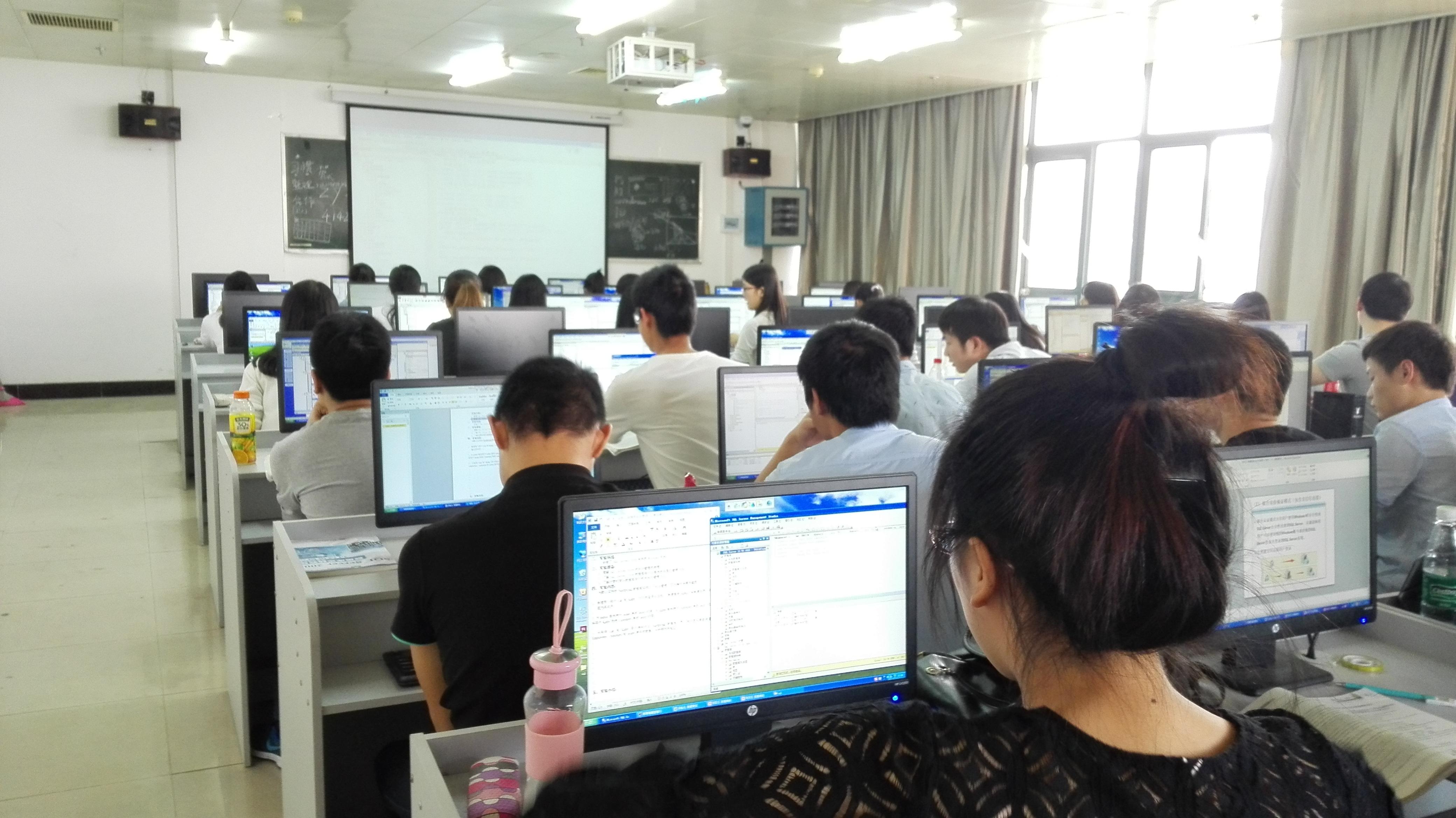 男生选择什么专业比较好_四川五月花技师学院计算机专业怎么样