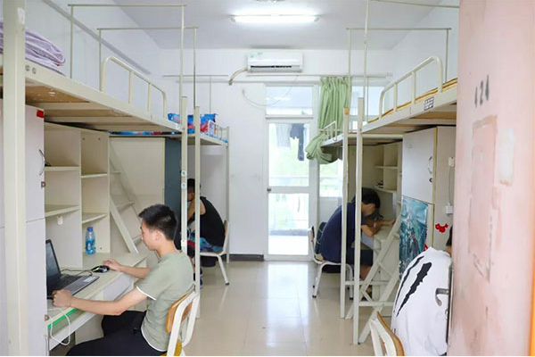 四川现代艺术学校的学校周边和宿舍环境卫生怎么样