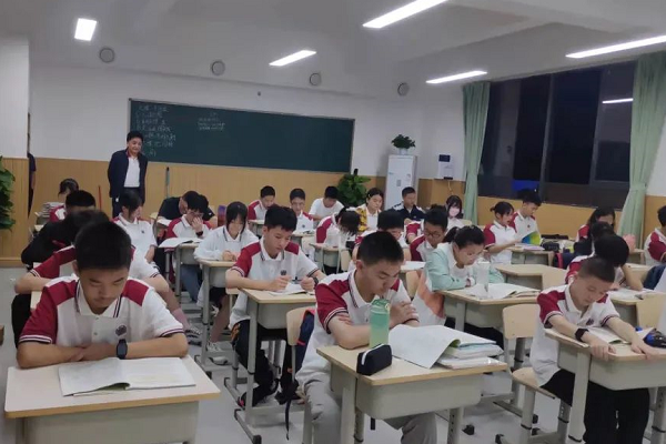 成都市郫都区川科外国语学校管理怎么样