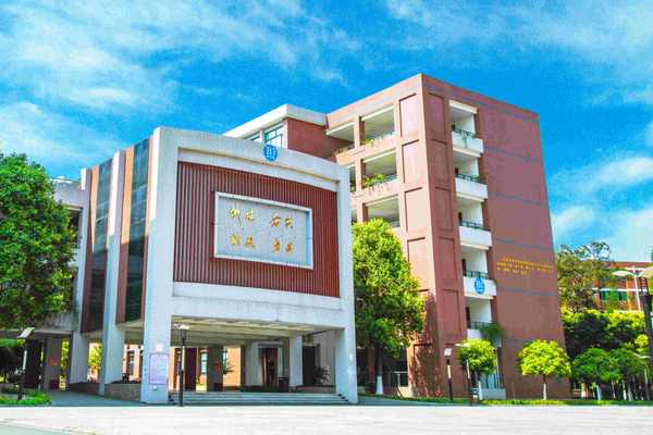 四川托普计算机职业学校和五月花技师学院哪个好