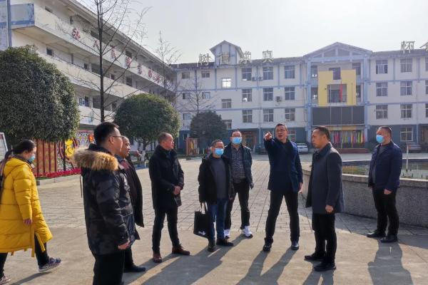 崇州市怀远中学做开学准备工作 崇州市怀远中学做开学准备工作