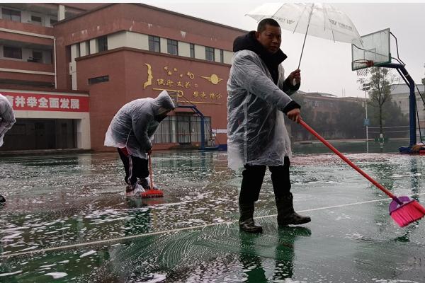 蒲江县寿安中学举行清扫运动场活动 蒲江县寿安中学举行清扫运动场活动