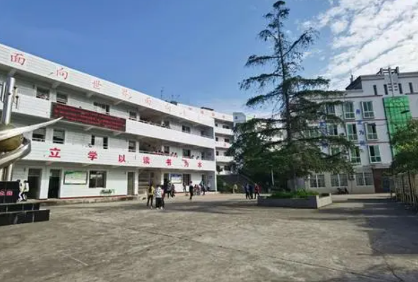 盐亭县八角职业高级中学