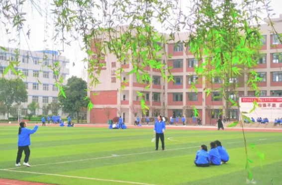 成都石化工业学校2022年学费多少钱