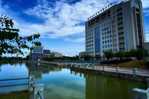 成都石化工业学校2022年资助政策