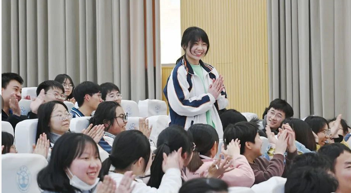 青神中学举行总结表彰大会 青神中学举行总结表彰大会