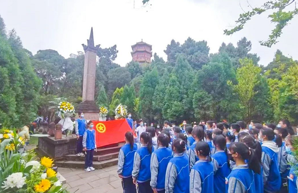 广汉中学举行教育主题团日活动 广汉中学举行教育主题团日活动