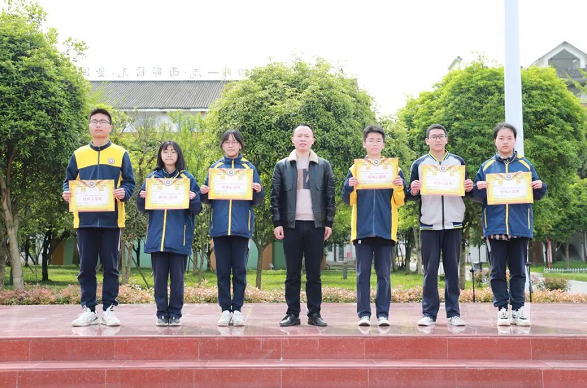 都江堰市领川实验学校举行月考表彰大会 都江堰市领川实验学校举行月考表彰大会