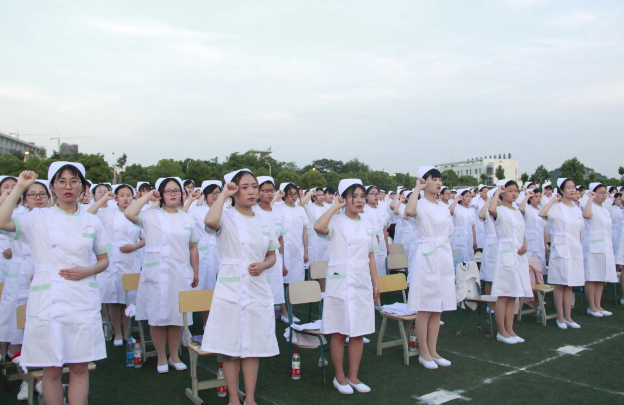 成都中专护士专业学校录取原则|助学政策
