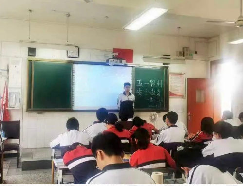 郫县四中近 郫县四中近