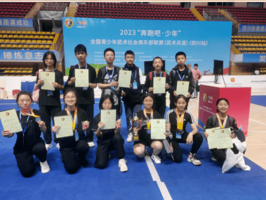 2023年成都市龙泉二中初升高入学方式_班级人数
