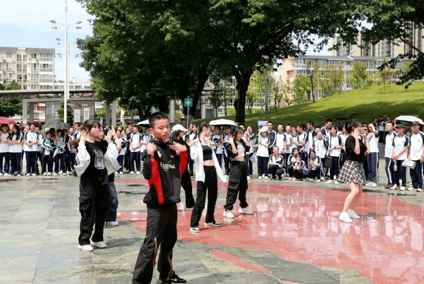 四川省成都市龙泉中学校