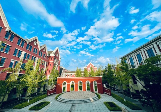 新津区成外学校校园中庭 新津区成外学校校园中庭