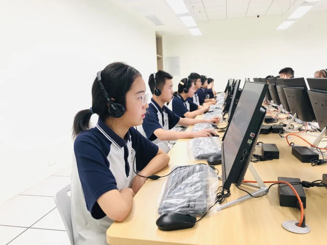 新津成外学生上课