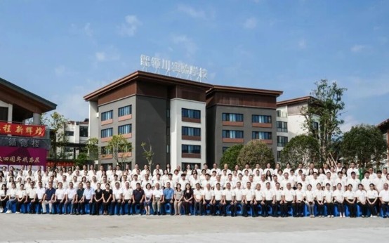 领川万汇实验学校老师合影