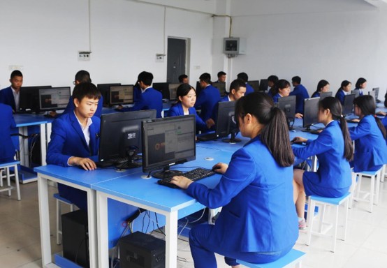 成都华商理工职业学校学生