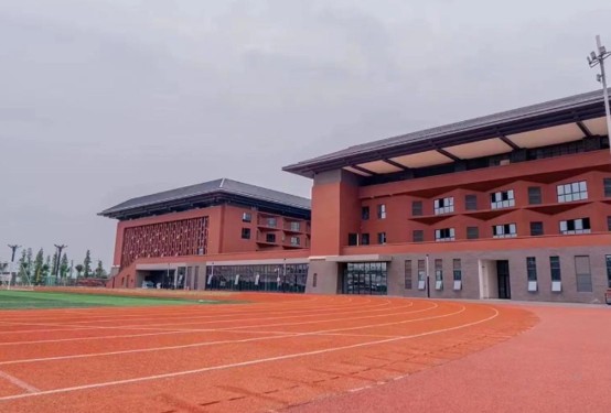 广汉中学操场一角