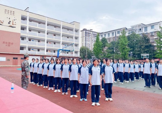 都江堰市育才高中举行开学典礼 都江堰市育才高中举行开学典礼