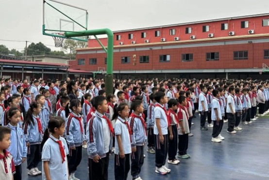 武侯区五七学校举行升旗仪式