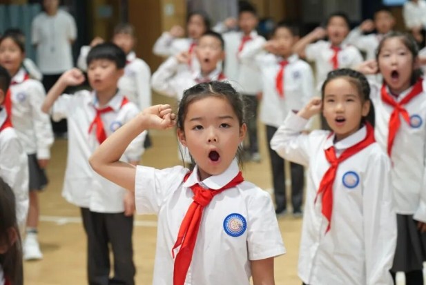 成都新世纪外国语学校举行新队员入队仪式 成都新世纪外国语学校举行新队员入队仪式