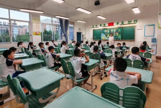 眉山冠城实验高中学生在上课