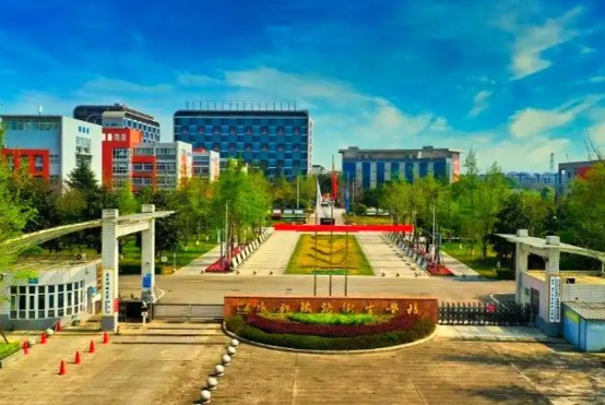 成都铁路卫校校门