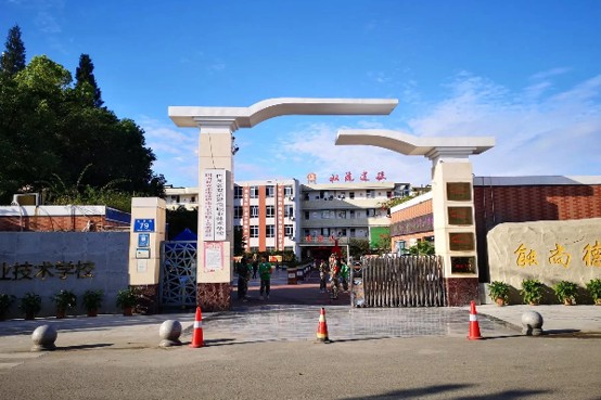 四川双流建设职业技术学校校门